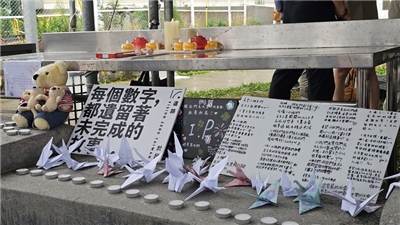 新北市三峽區今年5月19日發生余姓老翁駕車衝撞人群事件，釀3死12傷悲劇。圖為事發後民眾到現場折白紙鶴，表達對死者的祝願。資料照。(圖：中央社)