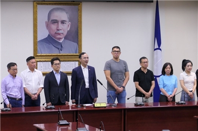 首波大罷免全部都未通過罷免門檻，國民黨主席朱立倫晚間偕同黨內一級主管、黨籍立委王鴻薇、李彥秀、徐巧芯、羅智強等人召開記者會，共同向全民深深一鞠躬表達感謝，感謝全民用選票證明台灣的民主是成熟的。(趙婉淳 攝)