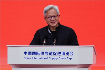 美國晶片巨擘輝達執行長黃仁勳16日在北京「中國國際供應鏈促進博覽會」演說。 (路透社/達志影像)