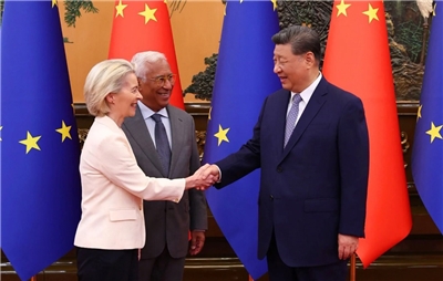 歐盟執委會主席范德賴恩(Ursula von der Leyen，左)24日在北京與中國國家主席習近平(右)會面。(翻攝IGursulavonderleyen@instagram)