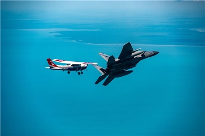 圖為美國空軍F-15戰機驅趕闖入禁航區的飛行器。示意圖。 (圖:X@NORADCommand)