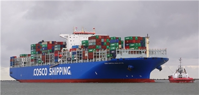 中國國企中遠集團準備加入收購李嘉誠海外港口的外資集團，但傳出中遠加碼要求必須擁有該收購集團決策權。圖為中國中遠集團旗下貨櫃輪。(維基百科/CC BY-SA 2.0)