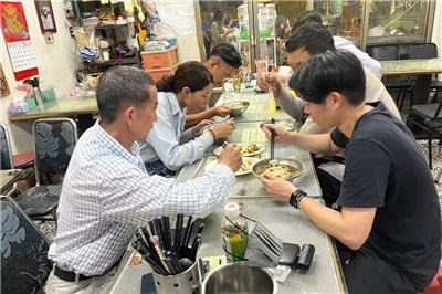 吃飯是生活中最重要的一環，但每個地方的用餐文化卻不盡相同，例如在台港兩地，就有著很大的差異。（圖/取自中央社）