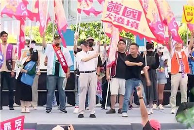全台大罷免進入催票熱戰，反共護台志工聯盟與民進黨發起為期16天的「護國大遶境」4日在花蓮誓師出發。(翻攝午青LIVE臉書直播)