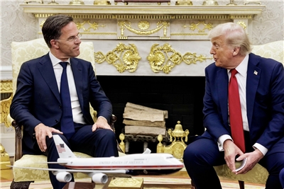 美國總統川普(右)14日在白宮會見北約秘書長呂特(左)。(X@SecGenNATO)