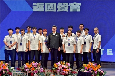 行政院長卓榮泰31日中午出席「第32屆德國萊茵魯爾世界大學運動會代表團返國餐會」，和選手們合影留念。(行政院提供)