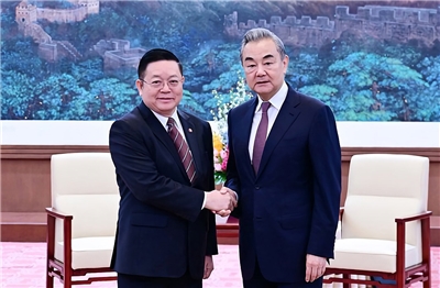 中國外交部長王毅(右)25日在北京與東南亞國家協會(ASEAN)秘書長高金歡(Kao Kim Hourn，左)會面時表示，願幫助緩解柬泰兩國邊境的緊張局勢。(翻攝中國外交部官網)