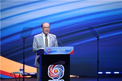 馬來西亞首相安華(Anwar Ibrahim)9日在吉隆坡舉行的東協外長會議上致詞。 (圖:X@ASEAN)