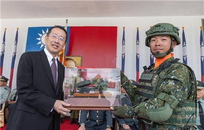 飛彈連長將海馬士飛彈車模型呈獻給顧立雄。（軍聞社記者吳柏融攝）