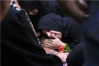 加薩援助中心附近以軍開火，釀39死逾百人傷。圖為一名巴勒斯坦婦女在被殺害的男子遺體前哀悼。(AFP)