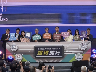 行政院長卓榮泰(左五)、交通部長陳世凱(右四)、文化部長李遠(左四)等人，30日出席國家鐵道博物館第一階段開館典禮。(江昭倫 攝)