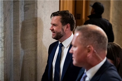 美國副總統范斯（JD Vance）(中)  1日在大而美法案投下關鍵一票，使法案在參議院闖關成功。(AFP)