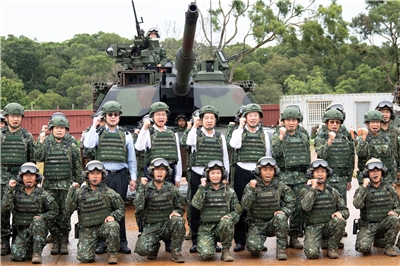 賴清德總統10日上午，至新竹坑子口靶場視導「M1A2T戰車換裝射擊訓練」，並與現場官兵合影留念。(楊仁翔 攝)