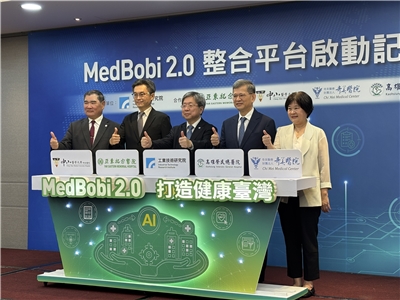 工研院今天(21日)攜手亞東醫院、中山醫院、奇美醫院與高雄榮總，共同啟動「MedBobi 2.0 整合平台」，打造台灣首個以「臨床語料與AI模型訓練」為核心的智慧醫療共創平台。(楊文君攝)