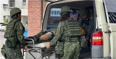 空軍台東志航基地憲兵V-150輪型裝甲車15日執行漢光演習的營內訓練，上坡路段下滑側翻，2名軍人受傷送醫。（民眾提供／中央社)