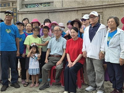 李遠與陸小芬也重返當年陸小芬當年拍攝《桂花巷》的「菓葉村許氏古厝」，許多當地長輩得知女主角重返舊地，紛紛出門迎接。(江昭倫 攝)