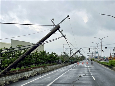 丹娜絲颱風重創嘉南平原，倒斷電桿高達2500支，台電人員正全力搶修，力拼11日將高壓主幹線修復完成。(台電提供)