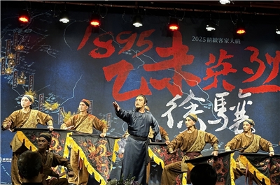 乙未保台戰役130週年，客委會推出客家大戲《1895乙未英烈-徐驤》，9日記者會上榮興客家採茶劇團帶來精華演出。(楊雨青攝)