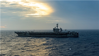 美國尼米茲級核動力航空母艦「喬治華盛頓號」3日抵達菲律賓首都馬尼拉，進行港口訪問。(FB@USS George Washington)