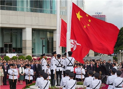 香港主權移交中國28週年，港府舉辦升旗禮。(AFP)