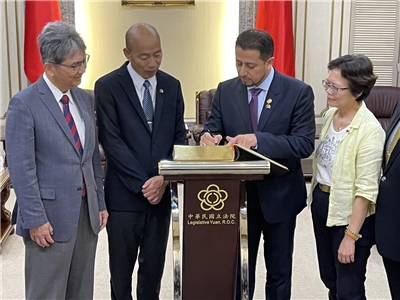 立法院長韓國瑜(左2)今日在立法院接見瓜地馬拉共和國國會議長羅慕斯（Nery Abilio Ramos y Ramos，右2）訪問團。(鄭佑漢 攝)