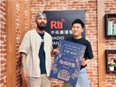 主持人內克與來賓Kuljelje Ljamcun古樂樂良春（左）