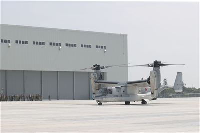 日本陸上自衛隊V-22魚鷹型運輸機(V-22 Osprey)9日上午飛抵佐賀駐屯地。 (美聯社/達志影像)