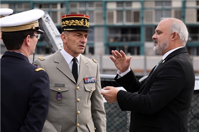 法國駐澳洲大使伊姆貝爾( Pierre-André Imbert)（右）13日登上參加澳洲聯合演習的法國軍艦。(AFP)  