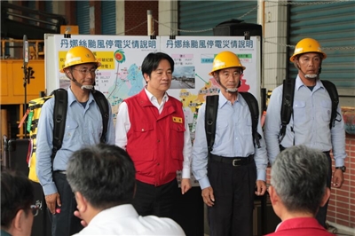 颱風丹娜絲過境後台南地區逾30萬戶停電，台電不分日夜持續搶修，18日總算全數復電，總統賴清德（左2）親自到台電新營區營業處向辛苦救災的員工表達感謝。