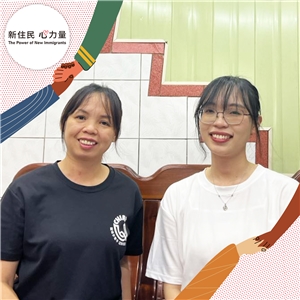 第九屆移民工文學獎首獎得主陳業芳(左)與越南語主持人彭翠瑛(右)。