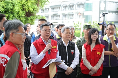 行政院長卓榮泰11日前往彰化勘災時，再度喊話，盼在野黨能支持撥補台電的1千億元預算。(圖：行政院提供)