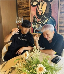 周杰倫14日在個人IG上秀出與GD權志龍合照，台韓兩大天王合體，掀起網路話題。(擷取自周杰倫IG)