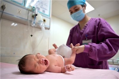 為提振低迷的出生率，中國政府推出3歲以下幼兒，每人每年發放人民幣3,600元(約新台幣1.5萬元)至3歲的育兒補貼。（示意圖／中新社提供）