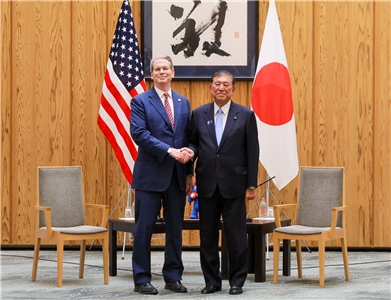 美國財政部長貝森特(Scott Bessent)18日在東京會見日本首相石破茂。 (圖:X@USAmbJapan)
