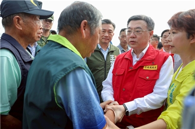 行政院長卓榮泰15日視察台南將軍區災損情形。(圖：行政院提供)