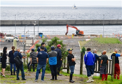 俄羅斯堪察加半島近海30日發生大地震，日本氣象廳發布海嘯警報，北海道羅臼町當地居民撤離至俯瞰羅臼港的高地。 (AFP)