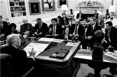 白宮副幕僚長史卡維諾(Dan Scavino)在社媒X，貼出一張美日談判代表與川普在白宮的照片引起關注。 (圖:X@Scavino47)