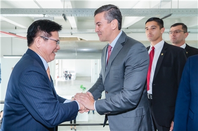 外交部長林佳龍（左一）於當地時間14日出訪南美友邦巴拉圭，並晉見巴拉圭總統貝尼亞（Santiago Peña，右三）。圖為兩人會面時握手致意。 (圖：Facebook@林佳龍)