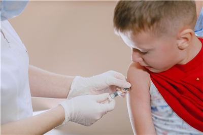 圖為兒童接種疫苗。示意圖。(Freepik圖庫)