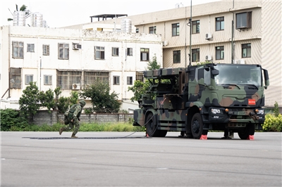 陸軍21砲指部，13日上午執行「整體防空演練」，所屬陸射劍二飛彈發射車，快速進入陣地放列，完成接戰準備。(楊仁翔 攝)