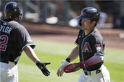 目前效力亞利桑那響尾蛇的球星卡洛爾(Corbin Carroll)(圖右)母親來自台灣，世界棒球經典賽具有為美國以及台灣隊出賽資格。(資料照/美聯社/達志影像)