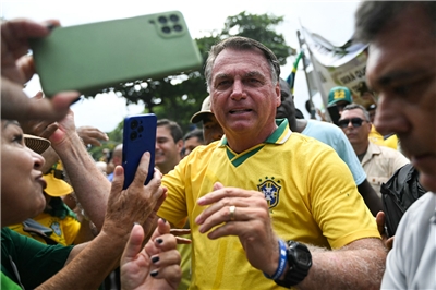 巴西前總統波索納洛(Jair Bolsonaro)(中)。(AFP)