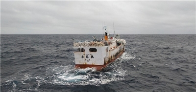 蘇澳籍漁船「永裕興18號」失聯4年多船員失蹤，25日傳出有人拾獲李姓船長發出的求救瓶中信。漁業署表示，尚無法證實這項資訊的真實性，但將尋求協助查證。圖為2021年1月11日找到漂流中的永裕興18號。（漁業署提供）