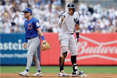 紐約洋基隊「法官」賈吉(Aaron Judge)12日對戰芝加哥小熊(Chicago Cubs)第九局下半揮出兩分砲，創最快達成350轟選手。(AFP)