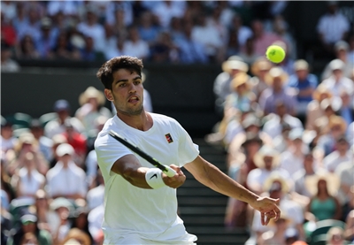 西班牙名將艾卡拉茲（Carlos Alcaraz）溫網首輪獲勝。(AFP)
