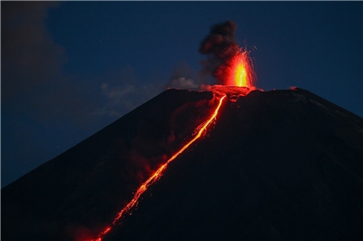 俄遠東堪察加半島的克柳切夫火山(Klyuchevskoy volcano)。圖為2020年噴發的照片。(圖：維基百科)