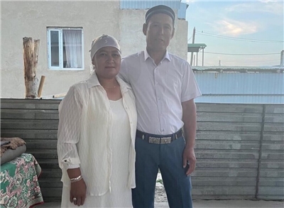 曾是中國公民的哈薩克籍男子阿力努爾．吐爾汗拜7月22日透過中哈邊境進入新疆時被中國國安人員拘捕，其妻懷疑與她先前為已被捕人士申訴冤情有關。圖為阿力努爾夫婦。（賽爾克堅提供）