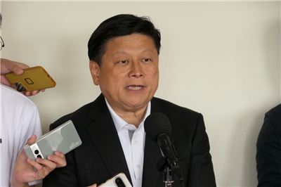 國民黨團總召傅崐萁今天(11日)在黨團大會結束後受訪表示，支持新台幣1,500億元國土韌性預算，並主張普發現金1萬元，至於撥補台電部分則保留，另將提出匡列上限5,450億元版本。(趙婉淳 攝)