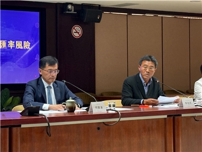 經濟部次長何晉滄(左)宣布成立任務小組，協助產業、中小企業因應匯率風險。(謝佳興 攝)