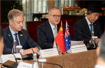 澳洲總理艾班尼斯(Anthony Albanese，中)14日在上海表示，澳洲和中國應在綠色鋼鐵領域更加密切合作。(翻攝Anthony Albanese社群平台X)